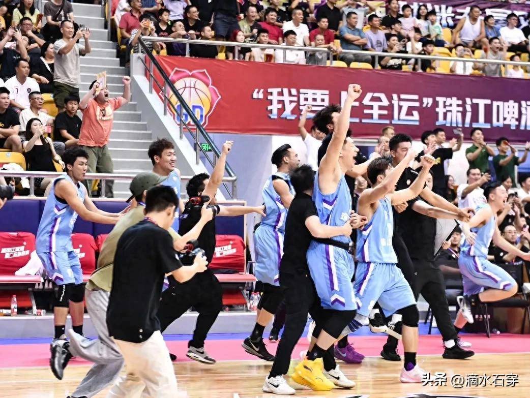 篮球比拼,球员们积极备战,努力拿下比赛,气势如虹 篮球比拼,球员们积极备战,努力拿下比赛,气势如虹