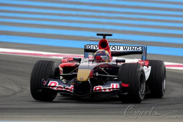 索伯车队轻取红牛二队，拉塞尔点燃赛场